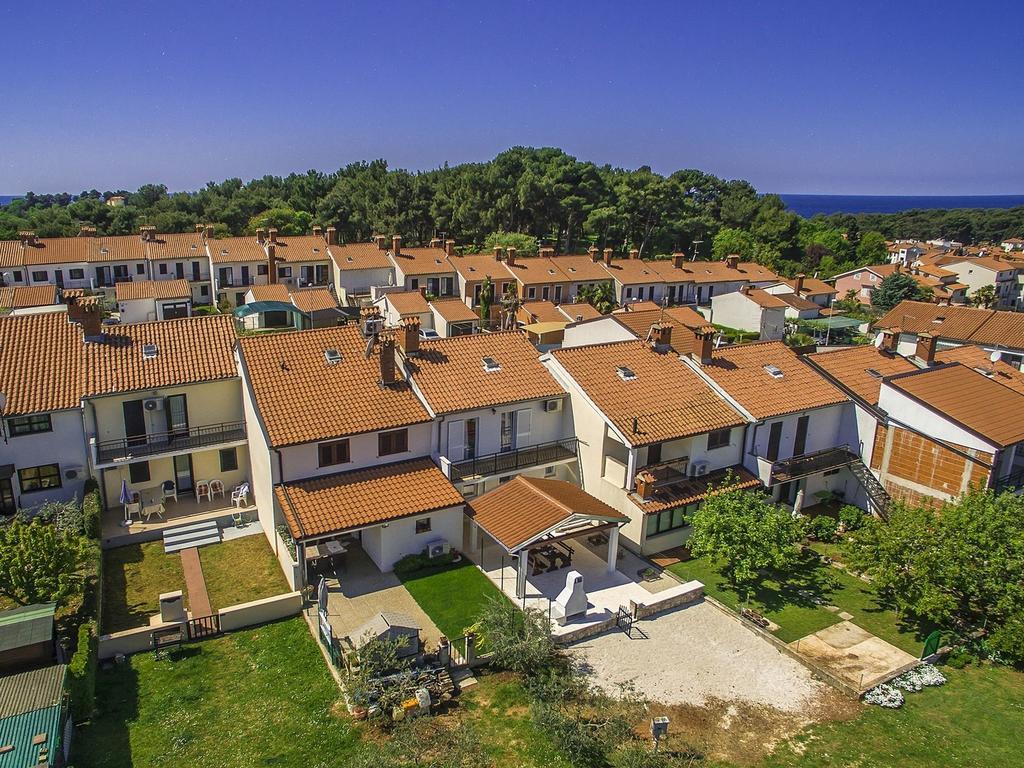 Charming Beachfront Holiday Home In Porec Room photo