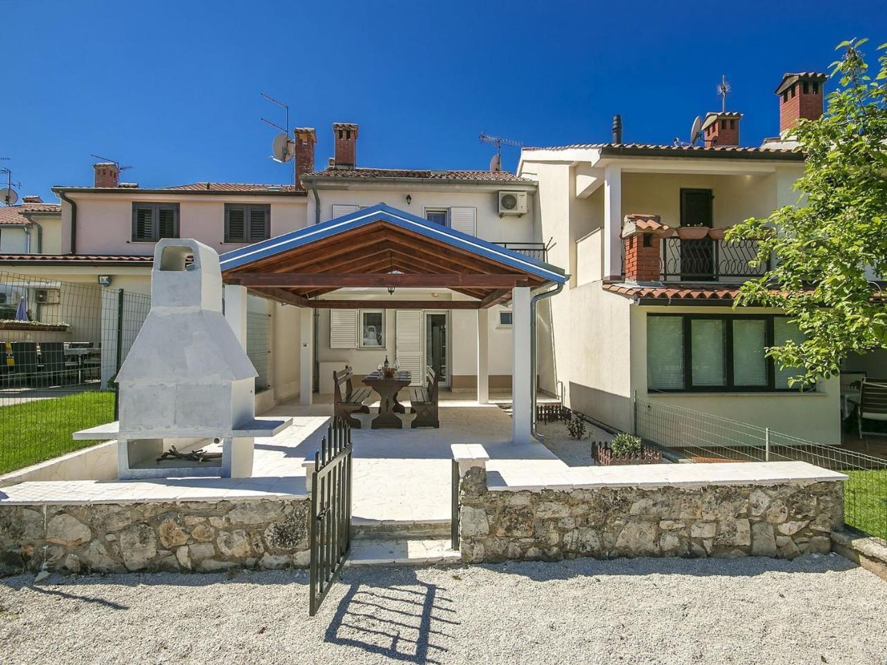 Charming Beachfront Holiday Home In Porec Exterior photo