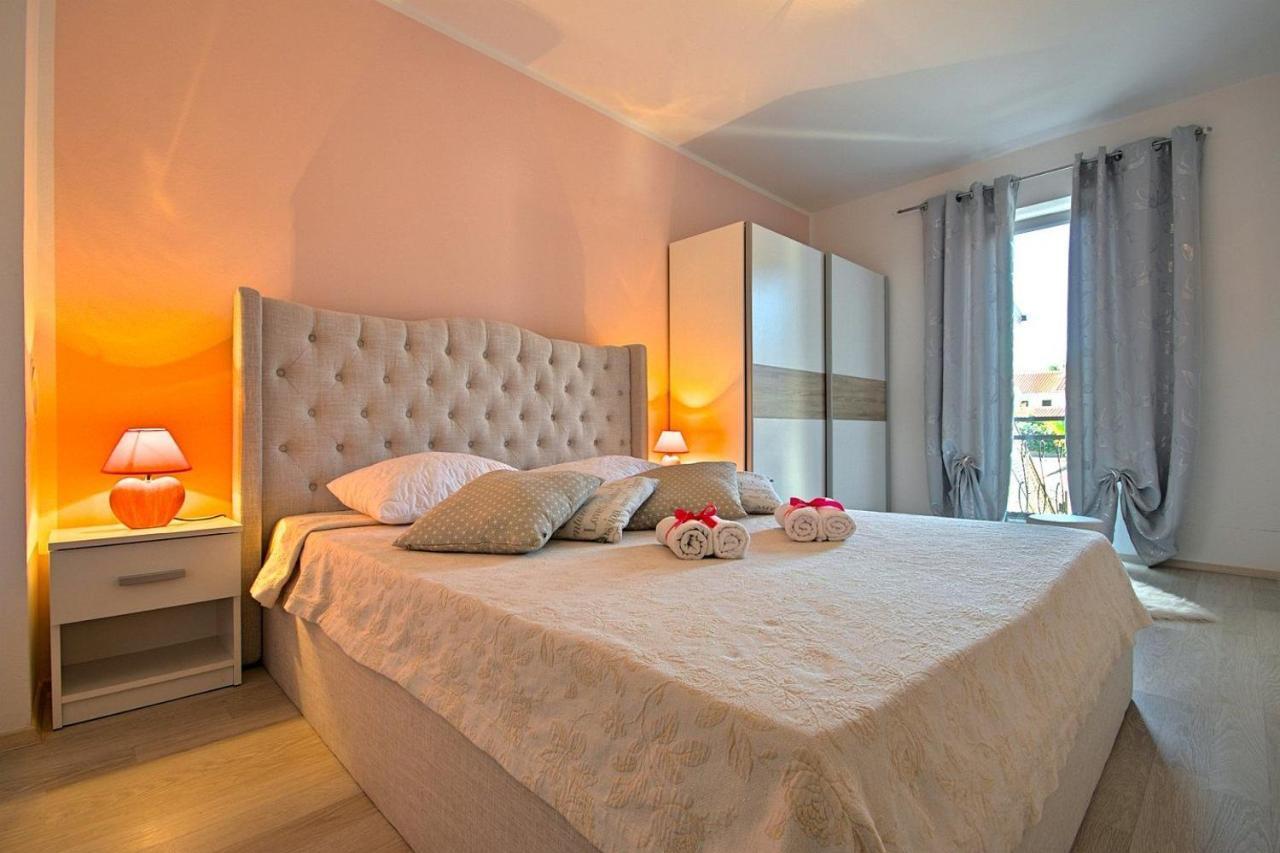Charming Beachfront Holiday Home In Porec Exterior photo