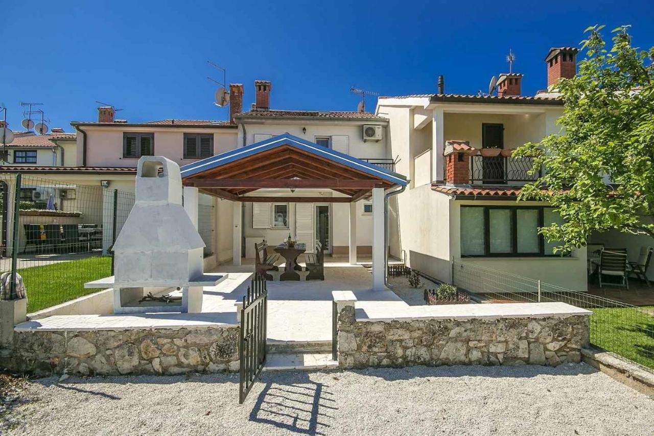 Charming Beachfront Holiday Home In Porec Exterior photo