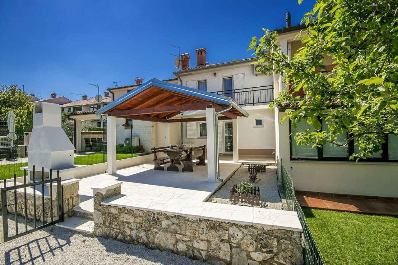 Charming Beachfront Holiday Home In Porec Exterior photo
