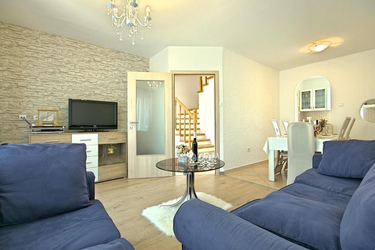 Charming Beachfront Holiday Home In Porec Exterior photo